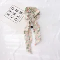 Gros plan détaillé d'un foulard en soie à imprimé floral, accessoire élégant pour cheveux ou poignet. - Floral 19-13