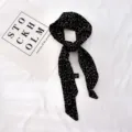 Élégant foulard en soie noir et blanc moucheté, parfait pour coiffure ou accessoire de poignet. - Floral 19-16