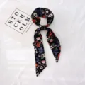 Vue détaillée d'un foulard en soie à fleurs noires, idéal pour cheveux ou poignet. - Floral 19-17