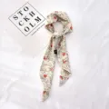 Vue détaillée du ruban à cheveux à imprimé floral, accessoire élégant pour coiffure féminine. - Floral 19-19