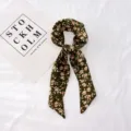 Détail d'écharpe fine à fleurs verte montrant un motif délicat et un design élégant. - Floral 19-22