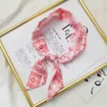 Vue detaillee foulard cheveux motif cachemire rouge blanc ruban sac accessoire mode. - Style Paisley Rouge Blanc (10)