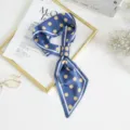 Blauwe zijden sjaal met gele stippen en witte randen, elegante halsdoek voor vrouwen. - Blauw