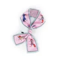 Foulard en soie étroit avec imprimé de chevaux, parfait comme ruban de sac ou accessoire chic. - Rose Gris