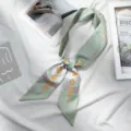 Foulard en soie variante, élégant ruban twilly vert clair avec motifs de soleil et étoiles. - 125x7cm / Cercle-Vert Clair
