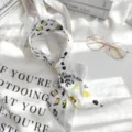 Vue détaillée du foulard étroit élégant en coton lin avec imprimé noir jaune chic pour sacs et cou. - Graffiti Noir Blanc Jaune (Style 16) / 90x5cm