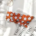Gros plan détaillé du foulard en coton orange à motif floral classique de coquelicot élégant. - Fleur Pop Art Orange Blanc (Style 17) / 90x5cm