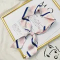Écharpe en soie fine à rayures roses et bleu marine, élégant ruban de cheveux style français. - Rayures Bleu Rose Blanc