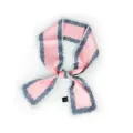 Foulard étroit en soie rose avec bordure vintage bleue, élégamment noué pour sac à main ou cou. - Rose vif
