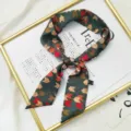 Foulard soie imprime geometrique vert foncé, long ruban twilly tendance pour coiffure et cou femme. - Bouclier Vert Foncé