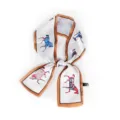 Écharpe twilly en soie étroite et élégante avec imprimé cheval et bordure marron pour femme. - Orange