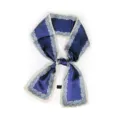 Élégant foulard en soie étroit bleu foncé et beige avec bordure en dentelle délicate. - Bleu Saphir