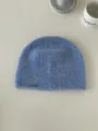Detailaufnahme einer weichen blauen Strickmütze als gemütliches Wintermode-Accessoire. - 27*22cm / Blau