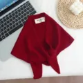 Detalle de bufanda triangular de lana tejida, chal calido rojo vino para mujeres invierno. - Burdeos