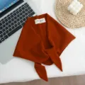 Vista detallada de la bufanda triangular de lana pura de punto, textura cálida de invierno. - Caramelo