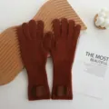 Gants longs élégants en tricot de laine marron marron avec écusson en cuir chic et chaud. - Couleur caramel