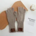 Gants longs tricotés pour femmes, gants tactiles chauds d'hiver avec détail en cuir. - Khaki