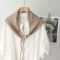 Chale triangulaire en tricot, vue detaillee du tissu doux, accessoire chic d'automne, elegant. - Khaki