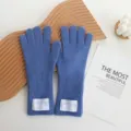 Vue détaillée de gants longs en laine tricotée bleue pour femme avec étiquette élégante d'hiver. - Bleu