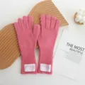 Gants longs en tricot rose avec étiquette, accessoire d'hiver en laine chaude gros plan - Rose