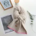 Cálida bufanda de punto beige con detalle de borde rosa, calentador de cuello elegante mujer. - Borde Rosa