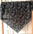 Gros plan détaillé sur le foulard carré en coton rétro avec belle bordure en dentelle blanche. - Taille unique / 20#-Style Fleurs Botaniques Fines Noir