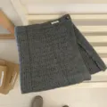 Grauer Zopfmuster Rock Detailansicht mit Taillenknopf und Markenlabel für Lagenlook. - Unterteile / Einheitsgröße / Grau