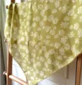 Gros plan détaillé du foulard carré vert à motif de fleurs blanches et bordure en dentelle. - Taille unique / 18#-Style Floral Blanc Tissu Vert