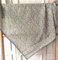 Gros plan détaillé du foulard carré en coton bleu avec motif floral jaune et bordure. - Taille unique / 17#-Style Floral Marguerite Bleu Classique