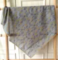 Vue de détail d'un carré de coton gris à fleurs jaunes et bordure en dentelle délicate. - Taille unique / 13#-Style Liane Florale Jaune Gris