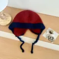 Detalle de gorro ruso de punto rojo y azul, gorro de invierno cálido de felpa con orejeras. - Talla única / Burdeos