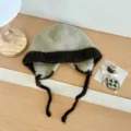 Primer plano detallado del gorro de punto con orejeras y tiras largas para el frío invierno. - Talla única / Gris Beige