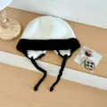 Gorro de punto de felpa para mujer, sombrero de invierno con orejeras y cintas, negro. - Talla única / Blanco