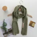 Détail écharpe en tricot vert gros plan, texture douce et confortable, accessoire d'hiver. - 156x14cm / Vert olive