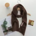 Vue détaillée de l'écharpe longue en tricot marron, douce et chaude pour l'hiver classique. - 156x14cm / Marron