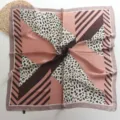 Stijlvolle kleine satijnen vierkante sjaal voor dames met geometrische luipaardprint. - 68*68cm / Oudroze