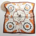 Gedetailleerd overzicht van luxe satijnen zijden vierkante sjaal met ruiterprint. - 68*68cm / Oranje