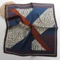 Gedetailleerd overzicht van de satijnen sjaal met geometrische en luipaardprint. - 68*68cm / Blauwe Luipaard