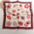 Zijdezachte vierkante sjaal met retro bloemenprint, stijlvolle satijnen halsdoek voor dames. - 68*68cm / Roze