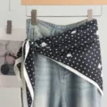 Elegante donkerblauwe zijden driehoekssjaal met stippen gecombineerd met jeans. - 01#-Zwarte Stippen
