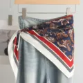 Λεπτομέρεια τριγωνικού μαντηλιού με vintage paisley σχέδιο σε ρετρό στυλ. - 140*65cm / 23#-Μπλε Λαχούρι