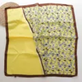 Schönes quadratisches Damen-Seidentuch mit Blumenmuster, in gelb und mit braunem Rand. - 68x68cm / Gänseblümchen