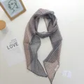 Vue détaillée du foulard étroit à carreaux tendance, long ruban élégant et color-block. - 185*19cm / Carreaux Marron