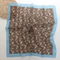 Close-up detail van de vintage paisley print vierkante sjaal met zachte stof en blauwe rand. - 01#-Bruin & Blauw