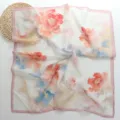 Detailopname van een vintage vierkante sjaal van 70x70 cm met prachtig bloemenprint en roze rand. - 70*70cm / Pioenroos
