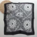 Primer plano detalle de la textura del pañuelo cuadrado de algodón lino paisley negro. - 07#-Negro Blanco Paisley / 58*58cm