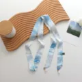 Vue détaillée du foulard en soie à imprimé floral bleu avec doux pendentifs en perles, beau tissu. - 140x3cm / Bleu Dégradé