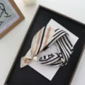 Elegante sciarpa in seta a righe geometriche con fibbia magnetica di perle per donna chic. - 50*13 cm / Strisce marroni