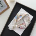 Sciarpa in seta floreale con fibbia magnetica di perla, elegante foulard da donna. - 50*13 cm / Stampa con peonie