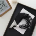 Elegante foulard in seta nero e bianco con bellissima fibbia magnetica di perla per donna. - 50*13 cm / righe bianche e nere